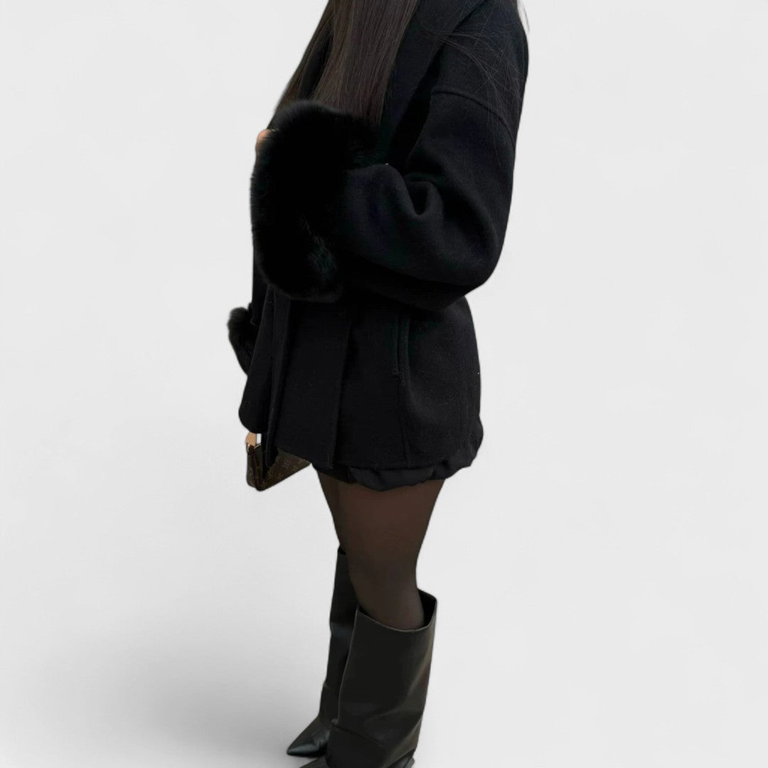 Zuzana – Elegantní kabát s detaily z ekologické kožešiny